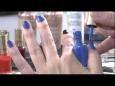 Lo más 'fashion': ¡Pintarse las uñas en dos colores!