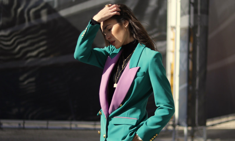 Vestir de colores en invierno? Las mejores propuestas de las invitadas a  Fashion Week Madrid - Foto