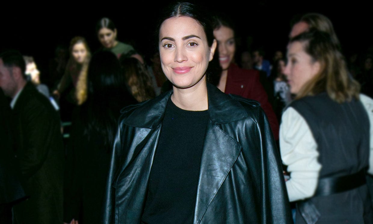Vaqueros anchos y gabardina de cuero: el look más roquero de Alessandra de Osma en la Fashion Week