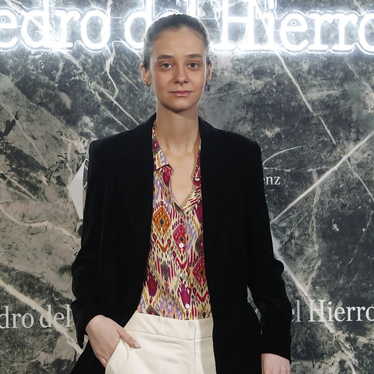 El regreso de Victoria de Marichalar a Madrid con un traje clásico y blusa 'hippy'