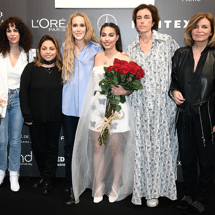 Ynés Suelves, arropada por su tía Blanca y parte de su familia en su debut en Fashion Week Madrid