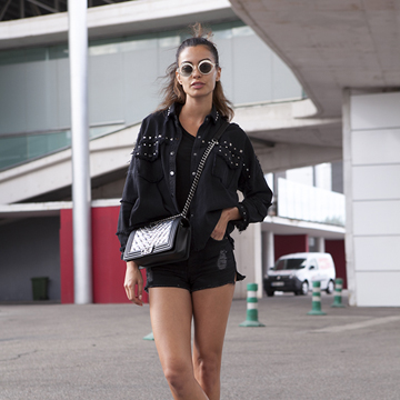Cómo combinar el negro en los últimos días de verano, según las modelos de Madrid Fashion Week