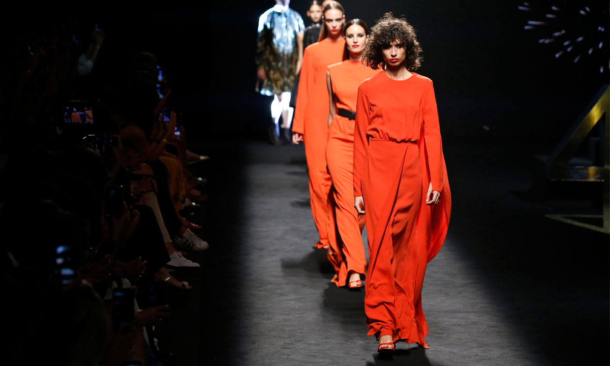 Dos décadas de moda española resumidas en el desfile más emotivo de Fashion Week Madrid
