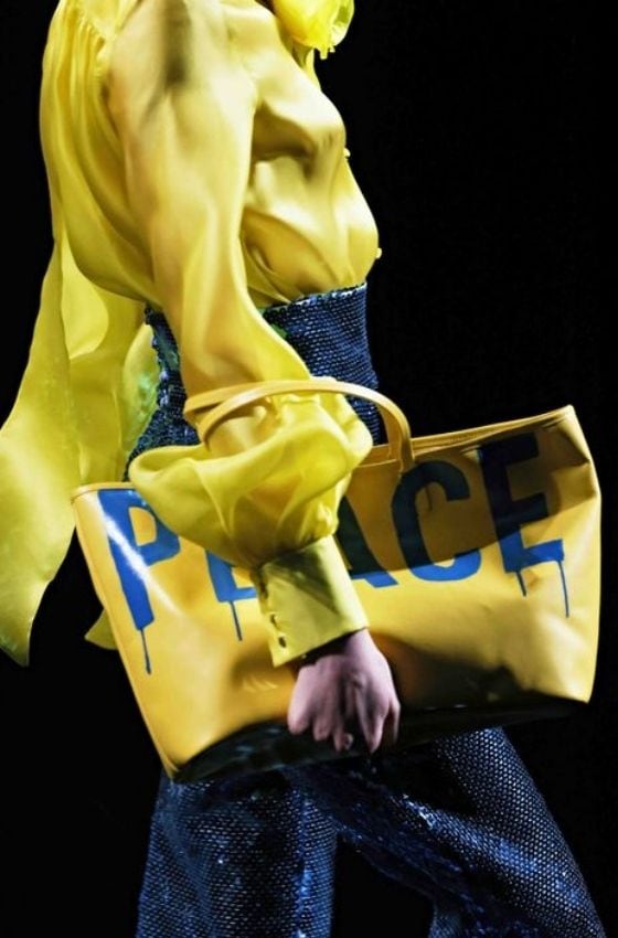 Modelo con bolso de Anna Cortina en Fashion Week Madrid